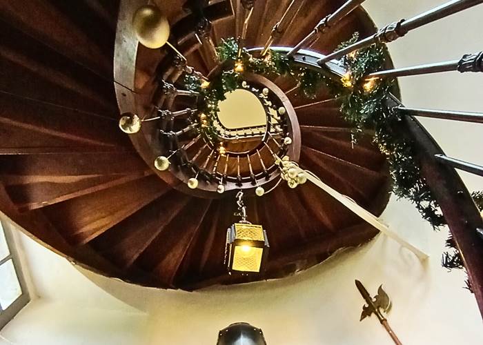 Décoration de Noël dans la tour du Manoir du Colombier, demeure historique typiquement française au cœur du Bugey.