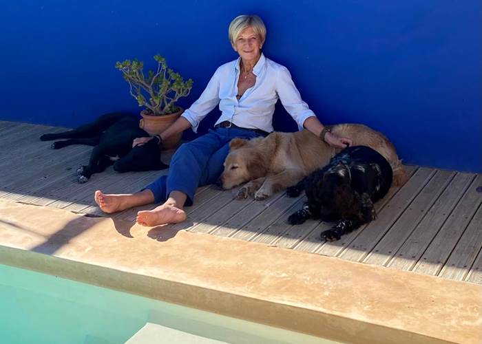 Dominique à la piscine entourée de ses fidèles compagnons