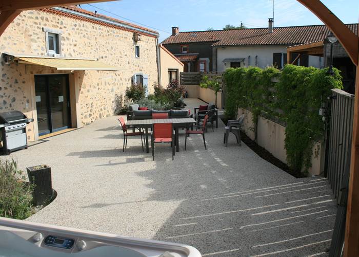 vue sur la terrasse et le salon de jardin