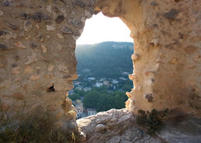 Vue du château de Fontaine de vaucluse Provence