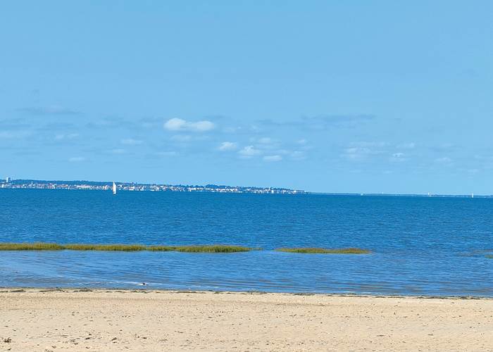 Baignade sur la plage de Taussat avec vue sur le Bassin d’Arcachon