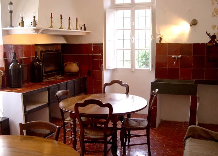 La salle à manger dans l'ancienne cuisine d'époque