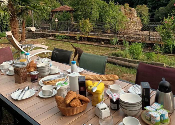 Petit-déjeuner dans le jardin - Le Veilleur de Noblat