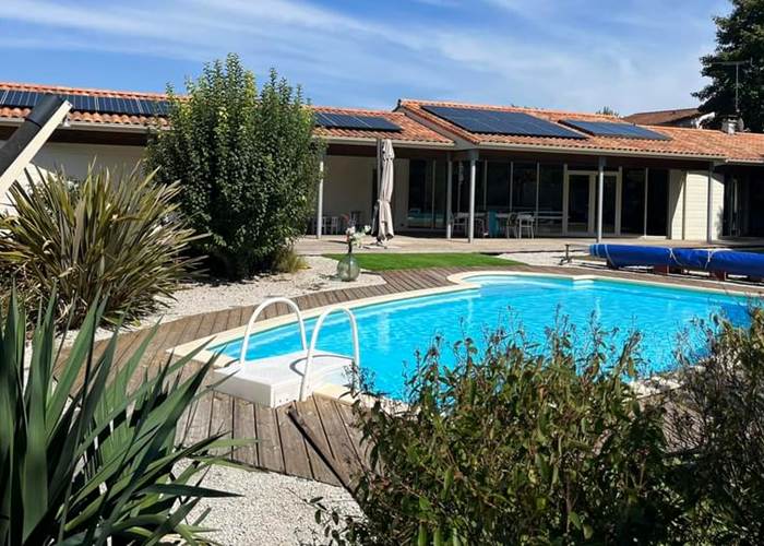 la maison et la piscine