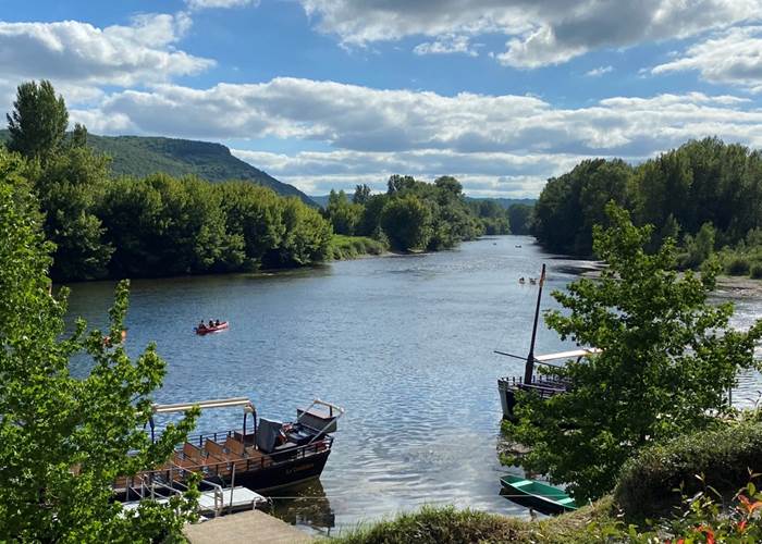 La Dordogne avec ses canoës et ses gabarres