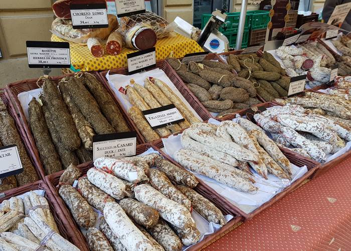 Le marché provençal d'Apt - saucissons artisanaux délicieux