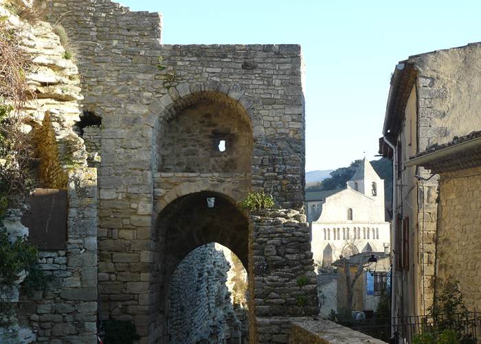 Arches et église romane dans le village de Saignon en Provence, Luberon