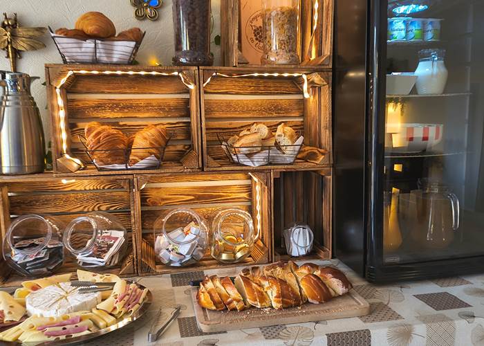 Petit-déjeuner buffet maison à La Girouardière La Flèche près du Circuit du Mans