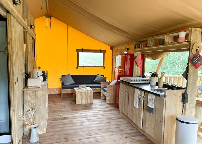 Glamping ecolodge Dreamer Hitton Séjours Nature salon cuisine salle à manger