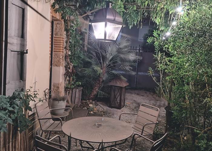 Jardin ombragé sans vis-à-vis avec BBQ et éclairage guinguette.