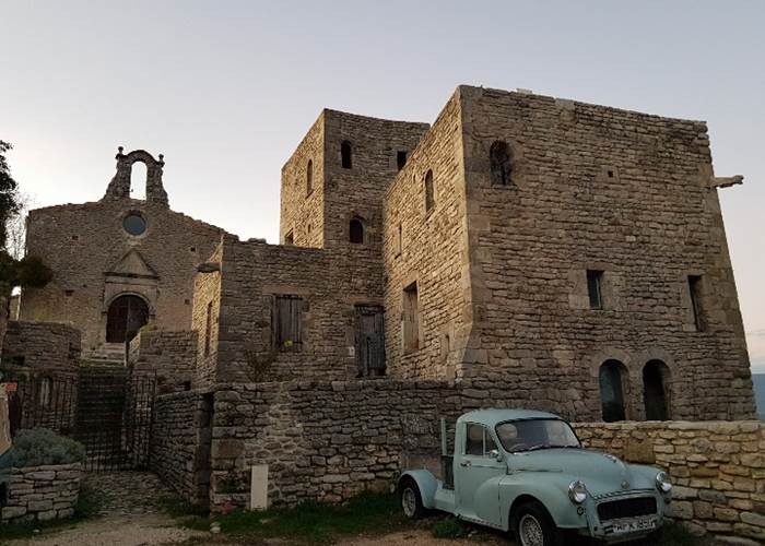 Chapelle privée de Saignon sur le rocher de Bellevue - Luberon Provence