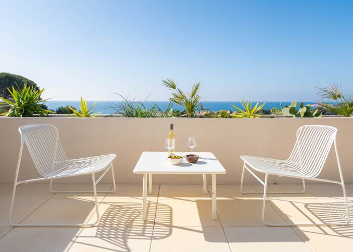 Espace terrasse vue mer chambre bleue