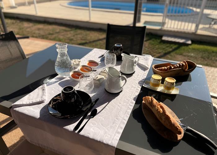petit-dejeuner-confitures-maison-jus-oranges-pressées_beurre-salé-doux_pain_croustillant_yaourth_croissants-chaud-local-mas-des-anges_jardin-soussans-margaux_couple-fami.jpg