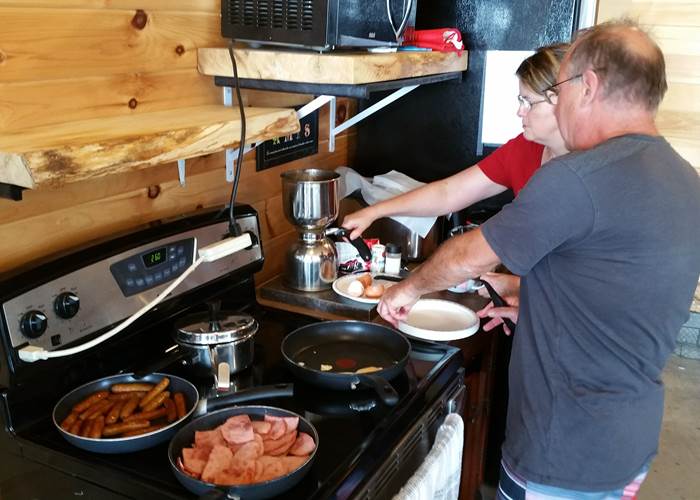 Cuisine avec frigo et poêle