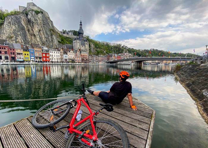 Vélo VTT au bord de la Meuse à Dinant