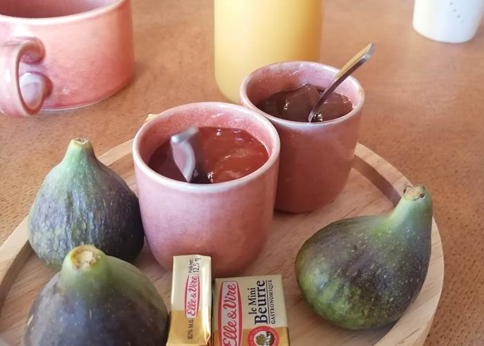Confiture maison et figues du jardin
