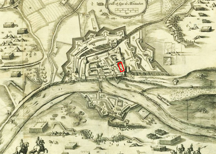 Lors du siège de 1621, l'emplacement de l'Hôtel du Commerce se situe près de murailles sud de la cité, entre les portes des Carmes et du Moustier