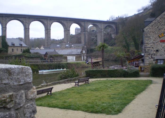 Le viaduc sous lequel se trouve un grand parking