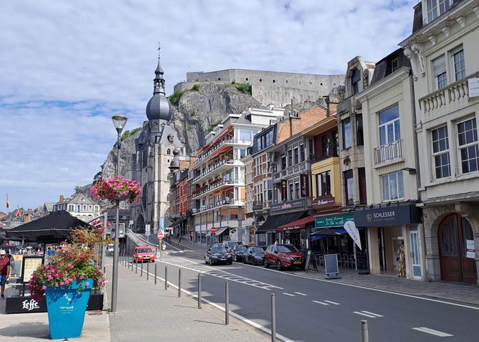 Dinant, l'hôtel de ville et la citadelle