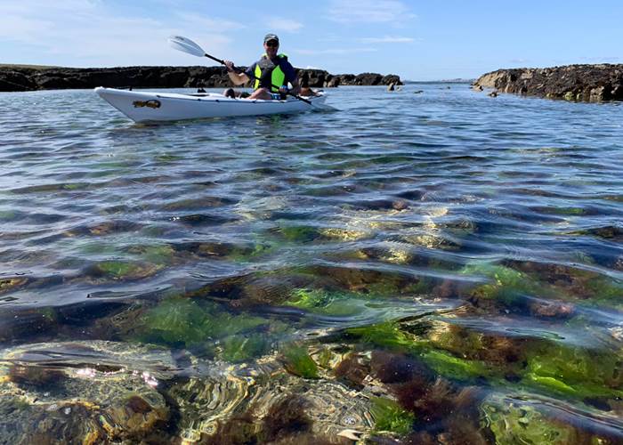 Kayak sur les eaux translucides du Bélon