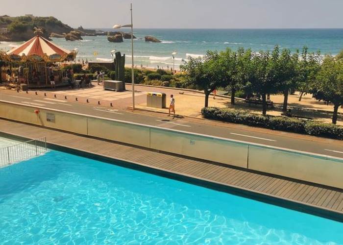 Vue depuis la piscine du Victoria Surf