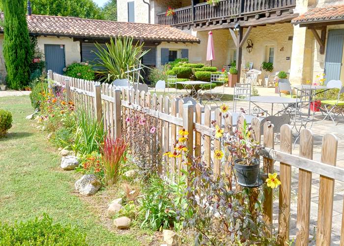Terrasse fleurie près de Périgueux