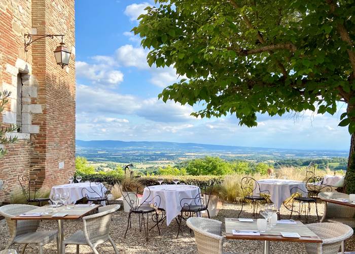 Dîner en terrasse, au loin, la Montagne Noire