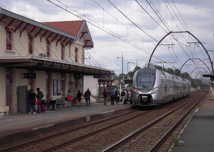 TER en gare de Facture-Biganos pour rejoindre Locaplage à Taussat