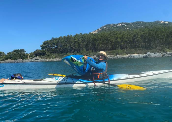 Abbartello Corse vider un kayak en eau profonde