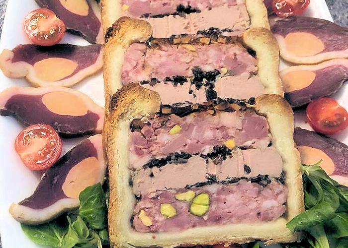 Paté en croute de canard et magrets au foie gras