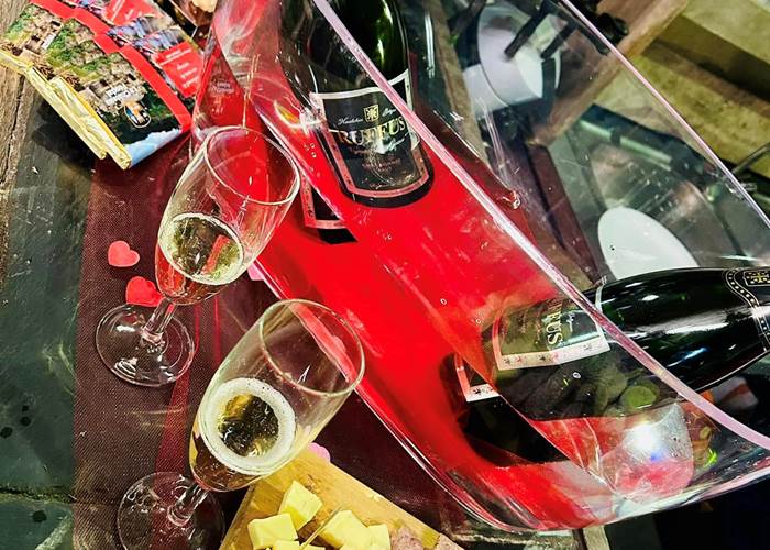 coupe de champagne pour la saint-valentin au château féodal de la roche-en-ardenne