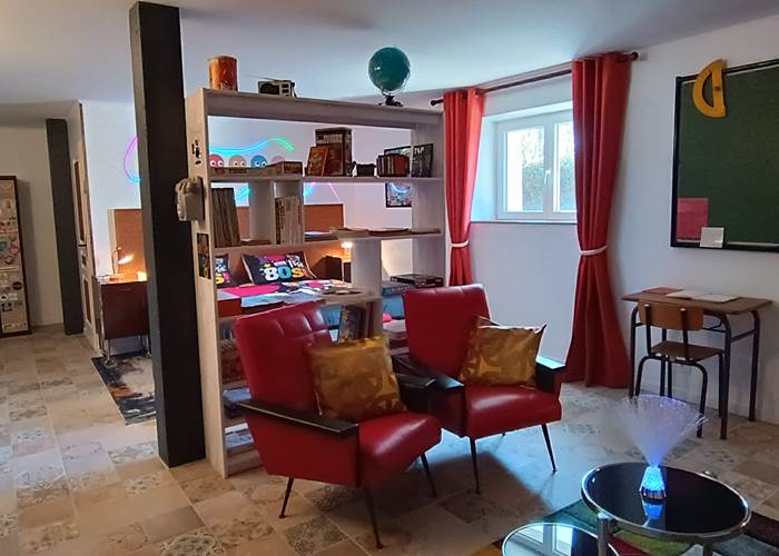 le coin salon de la chambre vintage années 80 proche Baie de Somme