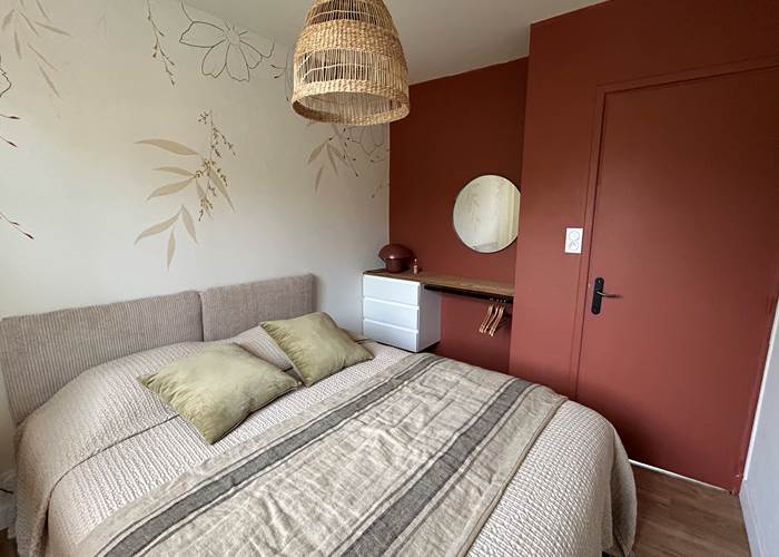 Vue du lit de la chambre " Fleur sauvage " de Maison Ginette à Oléron