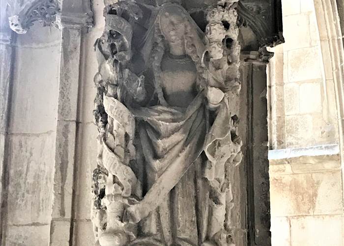 Cloître- Statue de la Vierge Marie