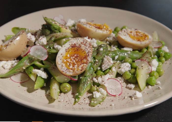 Oeufs tamago ajitsuké, asperges vertes et petits pois, feta