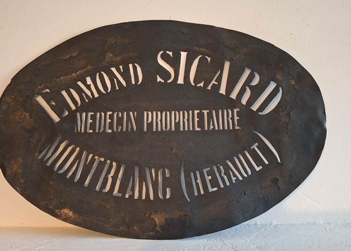 Ancienne plaque Edmond Sicard, médecin propriétaire à Montblanc, retrouvée aux Gîtes de Monte Blanco.