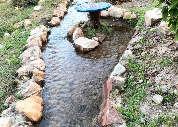 La seguia qui longe la piscine