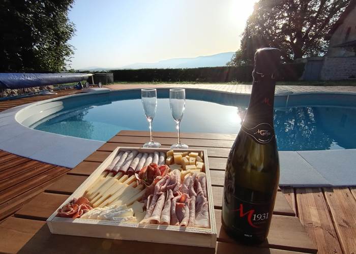 Apéro au Manoir du Colombier : plateau de fromages et charcuteries locales à déguster pour un moment de convivialité dans le Bugey.