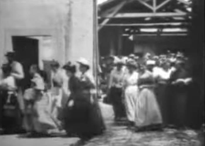 Musée Lumière - Le premier film "La sortie de l'usine Lumière à Lyon" (1895) - Lyon - Charly - Cinéma - Culture - Vacances - Amis - Vacances - Week end