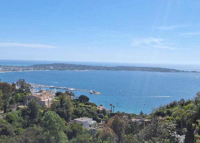 Vue mer villa Côte d’Azur depuis terrasse sur toit