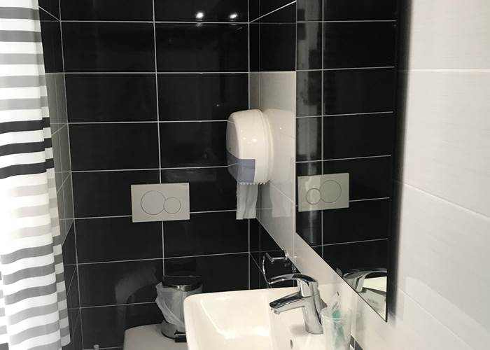 Hotel_de_la_plage_quineville_2_étoiles_salle_de_bain_rénovée