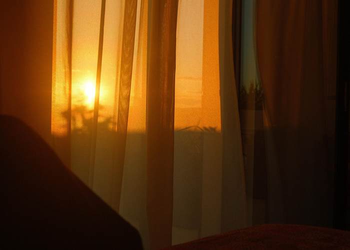 Coucher soleil chambre jaune rideaux fermés