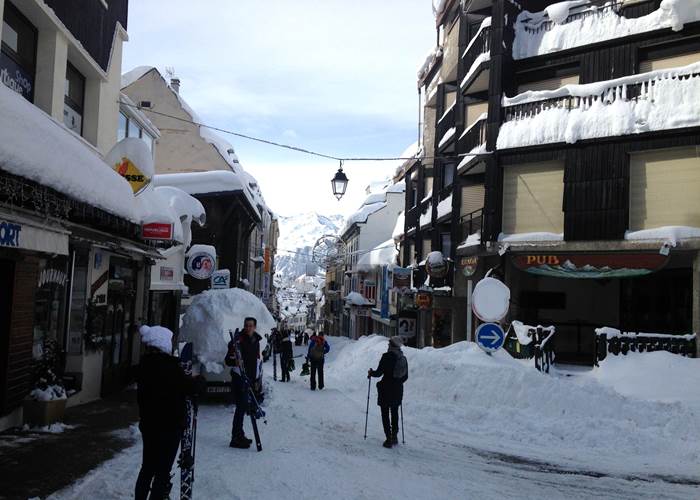 Bareges rue principale neige