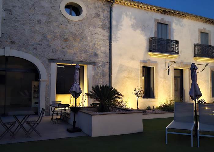 Terrasse et transats au crépuscule aux Gîtes de Monte Blanco à Montblanc, dans l’Hérault, entre Pézenas, Béziers et le Cap d’Agde