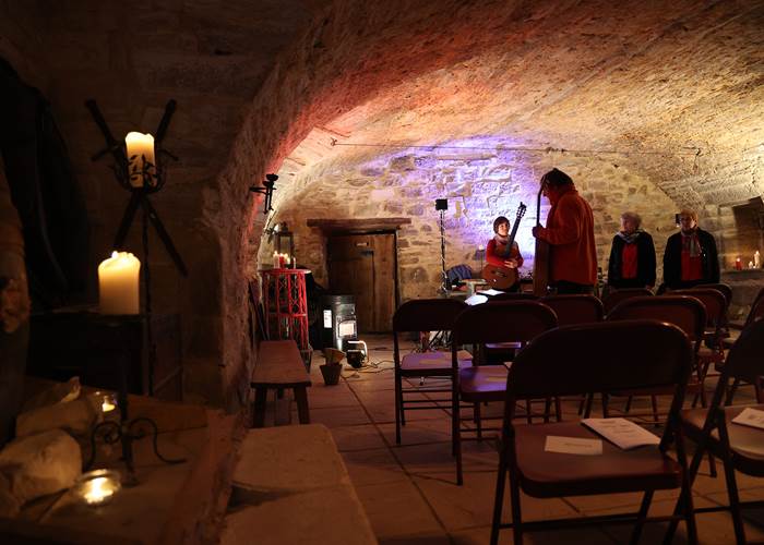 Le Chœur de Femmes VARIA VOCE, éclairage à la bougie au Château de Saint-Chamarand