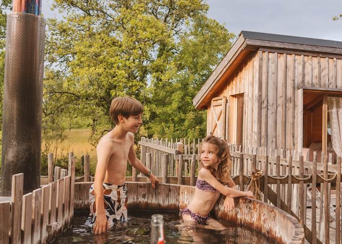 Les enfants dans le bain nordique