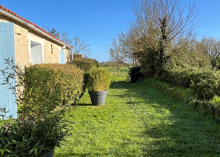 Entrée des gîtes et nouvelle allée pour rejoindre la piscine