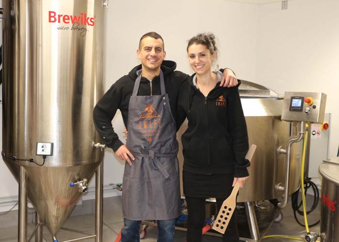 Adrien et Chloé de la micro brasserie la GWAPE