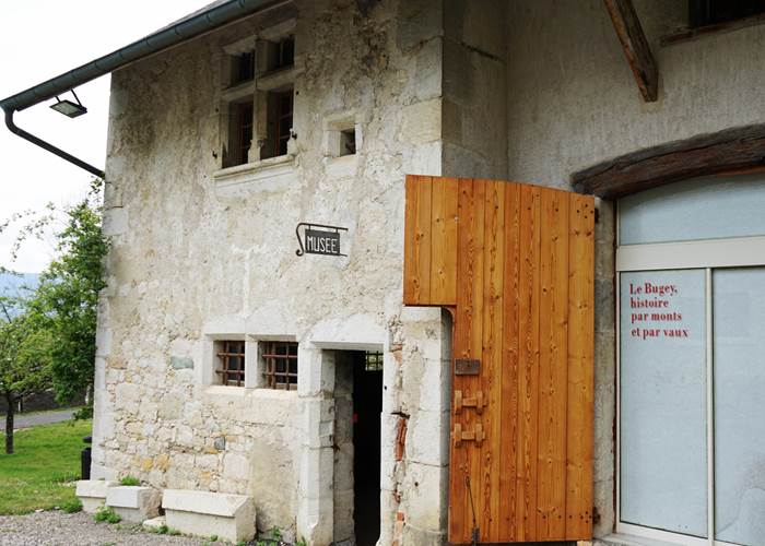 À 10 min du Manoir du Colombier , le Musée du Bugey Valromey vous invite à découvrir l'histoire rurale de la région dans une maison de style Renaissance. Un lieu authentique à ne pas manquer !