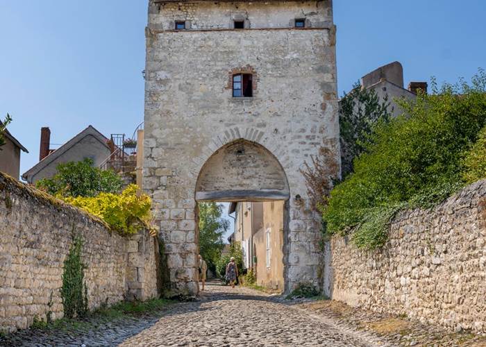 Porte historique du village de Charroux Allier-page